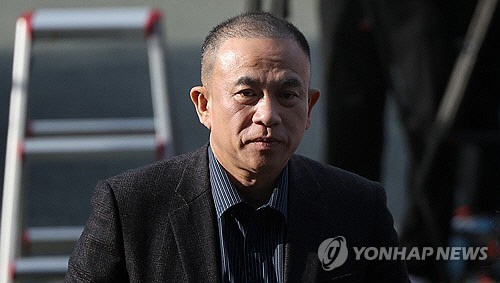 김건희 여사 공천 개입 의혹과 미래한국연구소의 불법 여론조사 의혹 등 사건의 핵심 인물인 명태균 씨가 11월 8일 경남 창원시 성산구 창원지방검찰청(창원지검)에 출석하고 있다. [연합뉴스 자료사진]